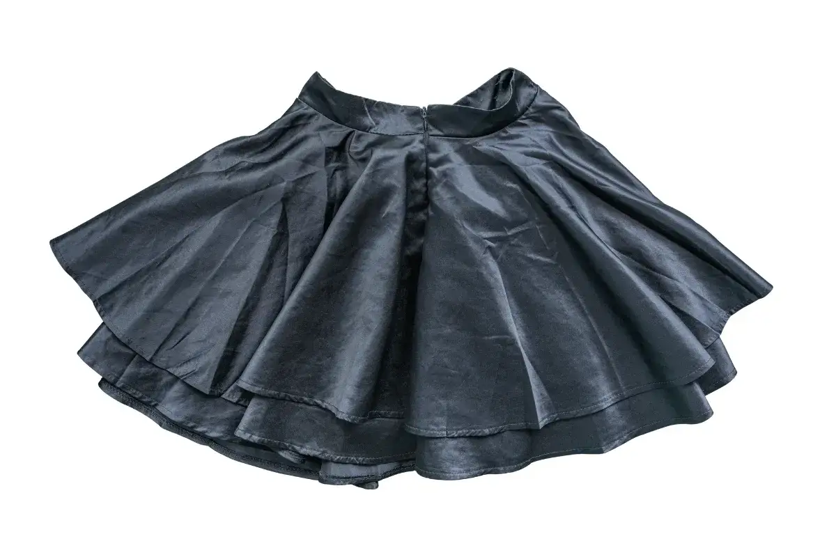 Czarna, satynowa spódnica z półkola, z falbankami. Idealna na bal, pokazuje, ile materiału potrzeba na spódnicę z półkola.