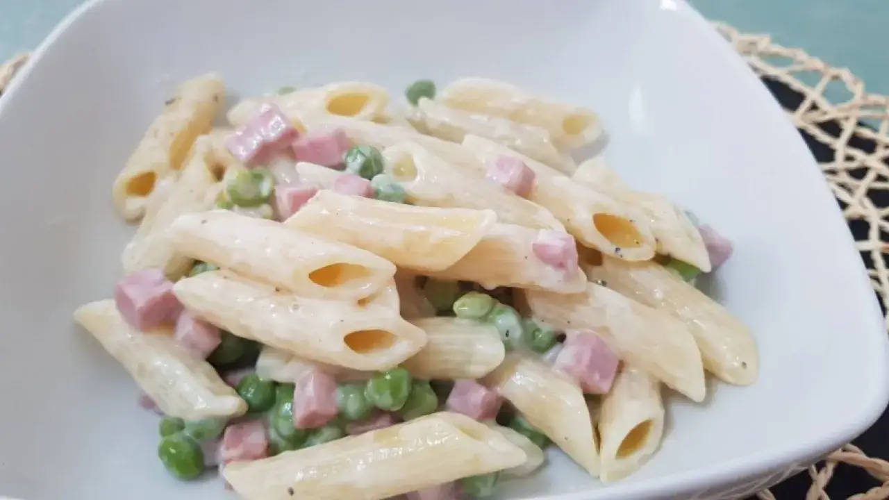 Pasta Piselli e Prosciutto: Ricetta Veloce e Cremosa (Meno di 30 Min)