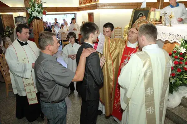 Bierzmowanie: Formuły i dialogi - Twój przewodnik krok po kroku