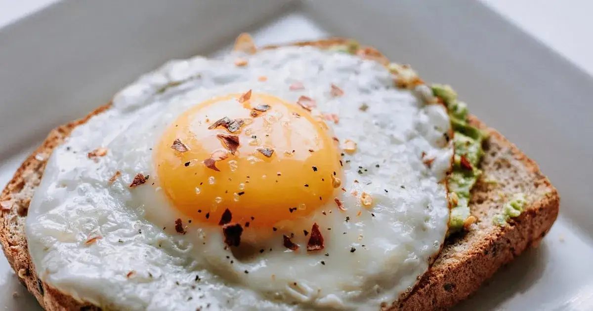 Bieganie przed czy po śniadaniu – co wybrać dla lepszych wyników?