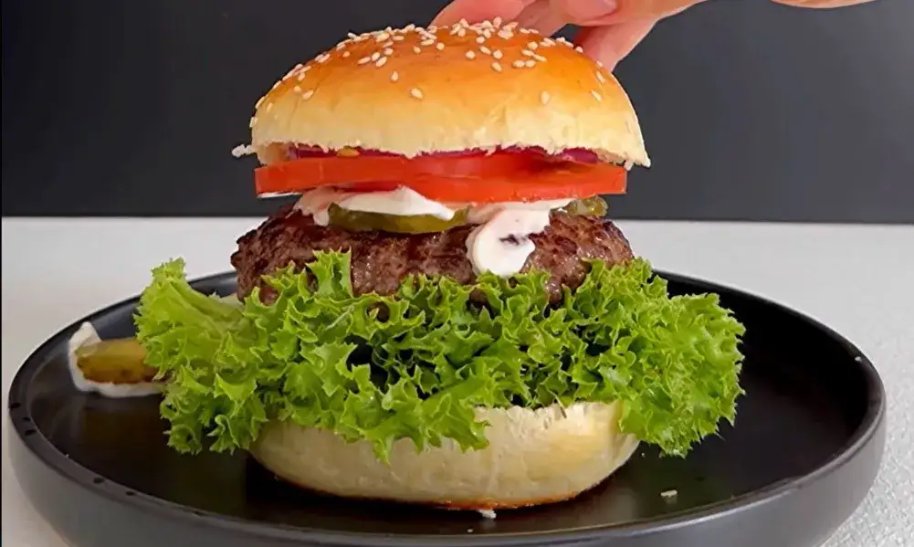 Odgrzewany burger z piekarnika: Soczysty kotlet, chrupiąca bułka