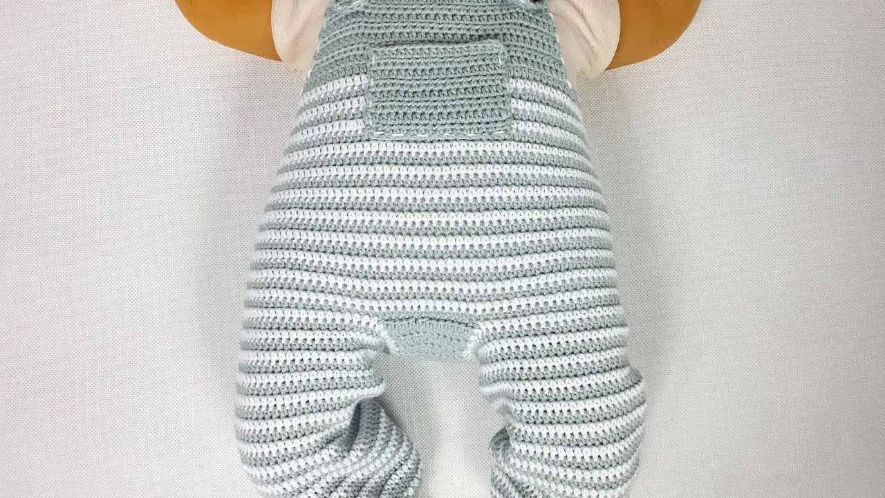 Jak zrobić kombinezon na drutach dla niemowlaka - proste wzory i porady