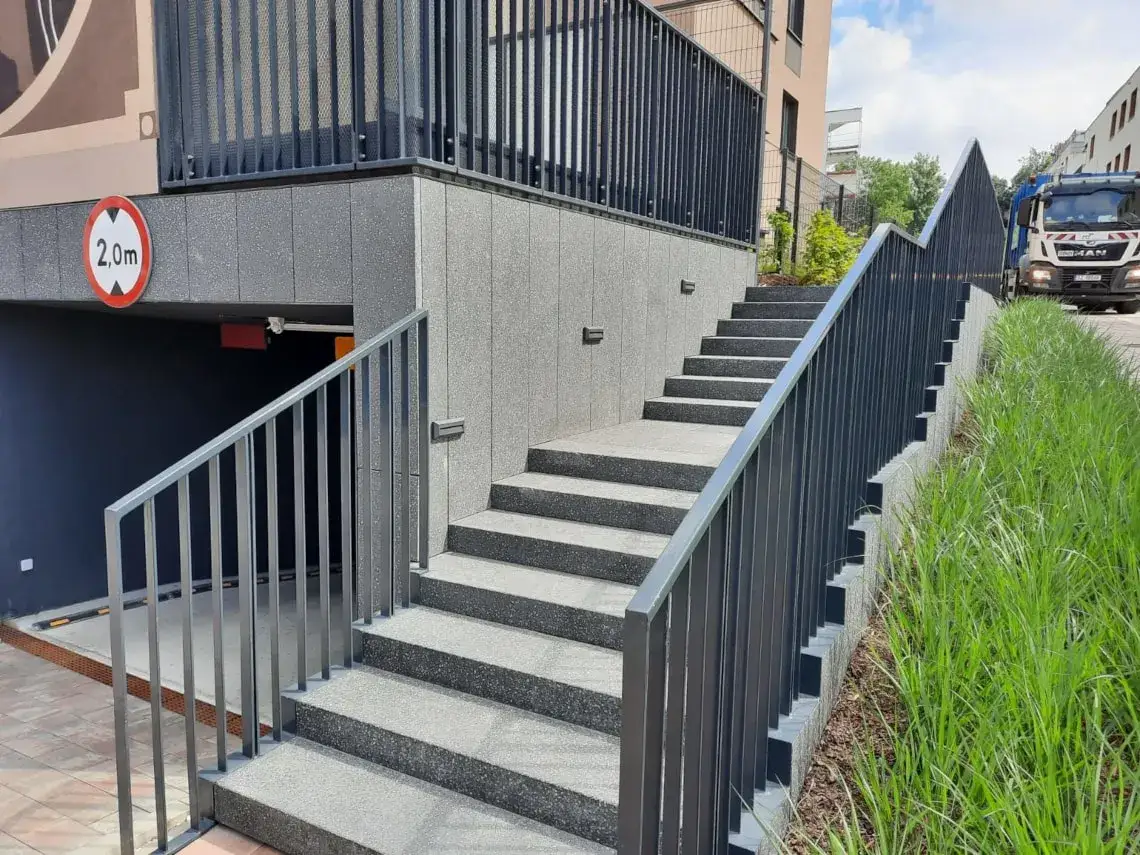 Jaki beton na schody zewnętrzne? Kluczowe informacje i porady