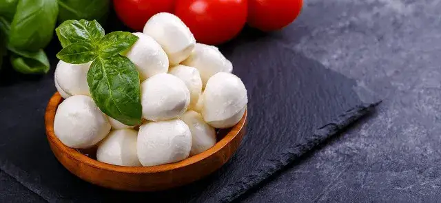 Czy mozzarella jest dietetyczna? Sprawdź jej kalorie i wartości odżywcze
