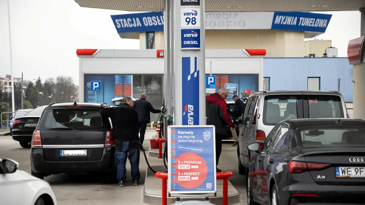 Na Orlenie trwa tankowanie. Obok dystrybutorów widać cennik myjni: 5x Perfect kosztuje 159 zł.