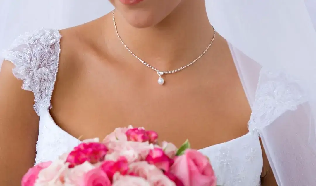 Jaki naszyjnik do dekoltu w szpic – unikaj błędów w stylizacji