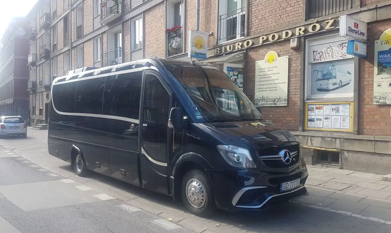 Ile osób w autokarze? Poznaj pojemność różnych modeli autokarów