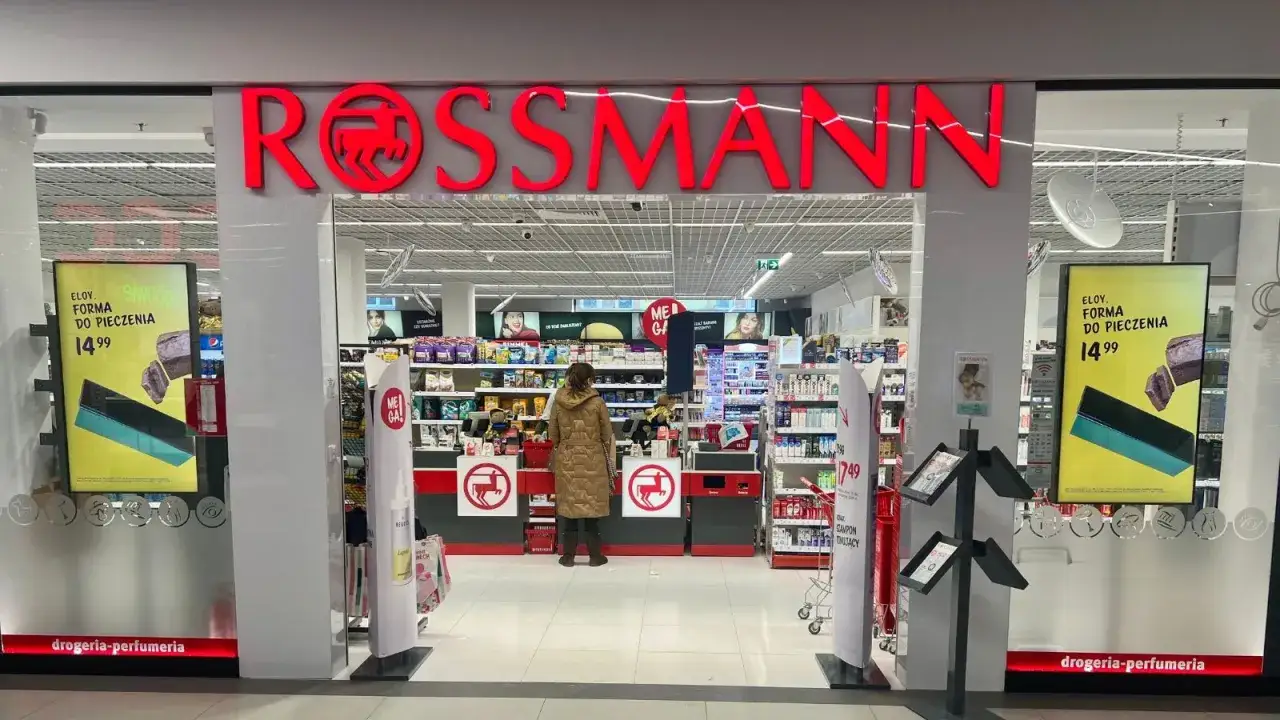 Wejście do drogerii Rossmann. Na ekranie obok reklama formy do pieczenia za 14,99 zł. Sprawdzam rossmann foto cennik.
