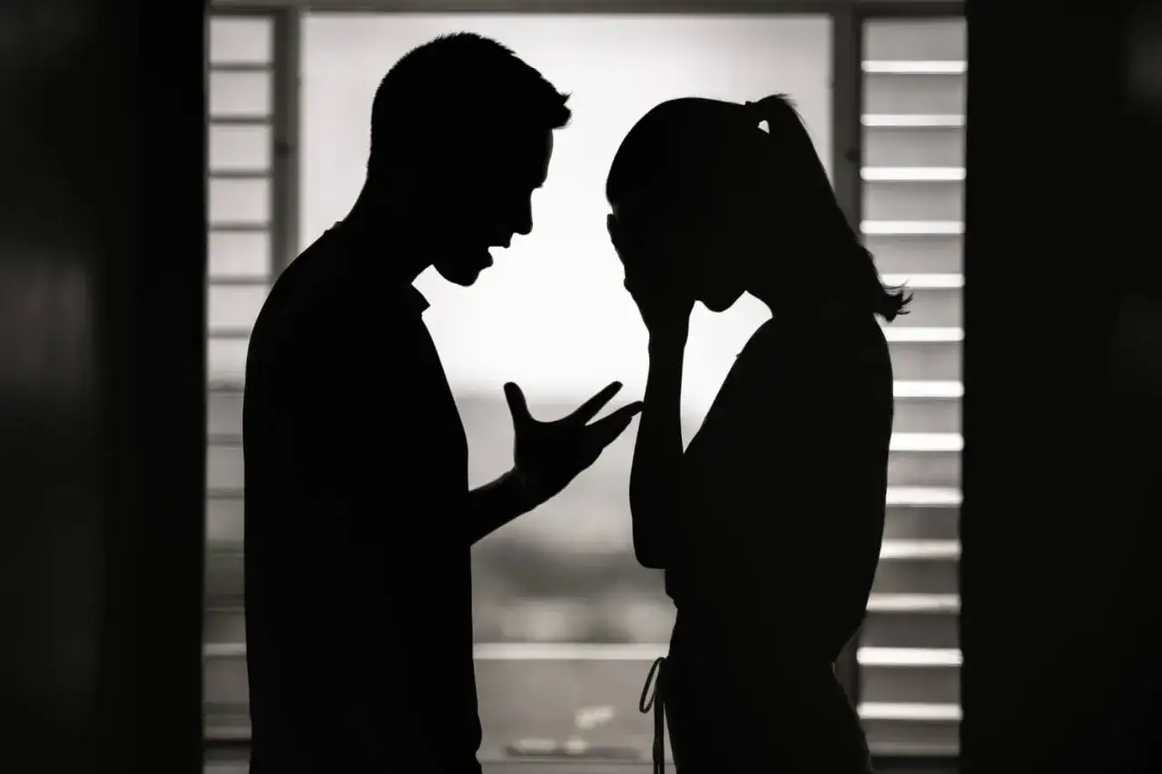 Cierpienie kochanki. Mężczyzna krzyczy, kobieta płacze, zasłaniając twarz.