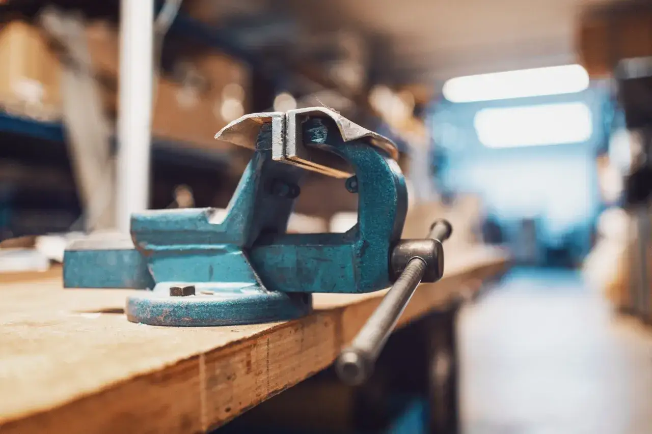 Jakie imadło do warsztatu? Wybierz idealne: typy, parametry, porady.