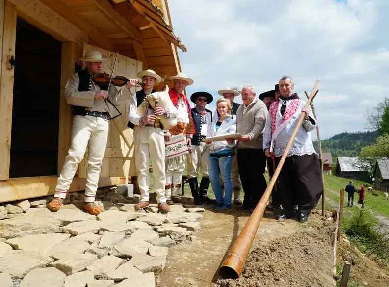 Bacując w górach: tradycja i życie pasterskie na hali góralskiej
