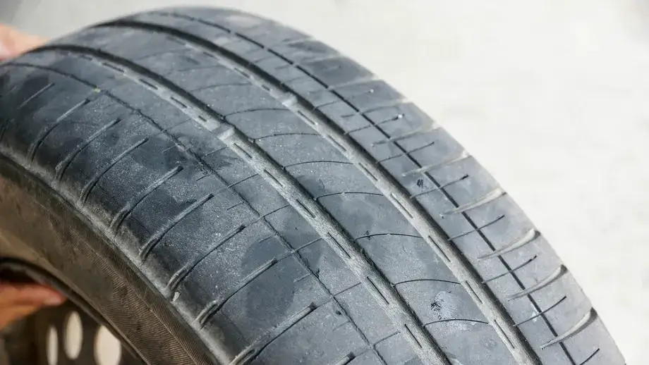 Opony letnie: 1,6 mm to za mało? Ekspert radzi, kiedy wymiana