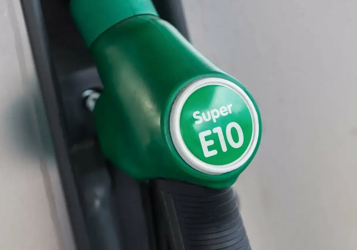 Zielony dystrybutor paliwa z napisem "Super E10". Zastanawiasz się, jakie paliwo do motocykla? E10 to opcja.