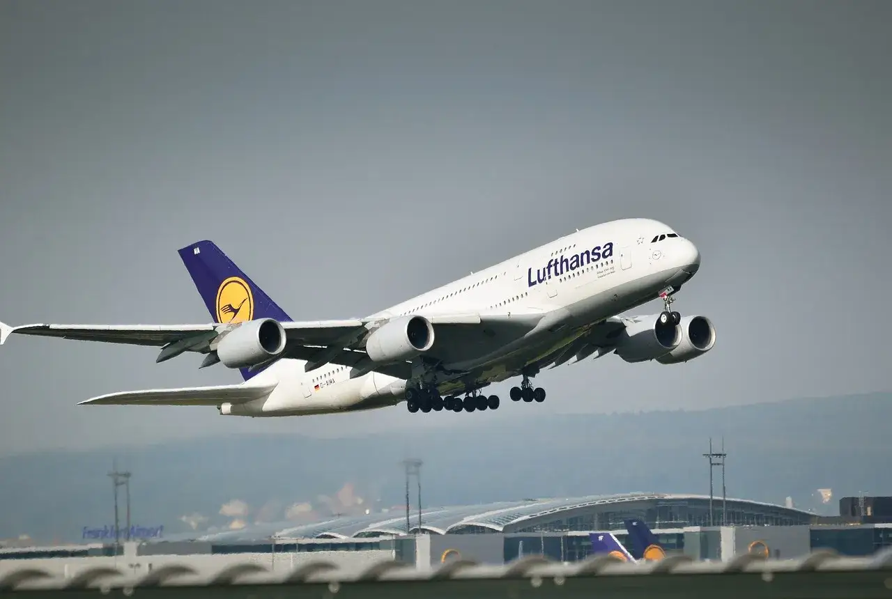 Lufthansa A380 startuje. Zastanawiasz się, czy można przewozić alkohol w bagażu rejestrowanym? Sprawdź przepisy linii lotniczych.