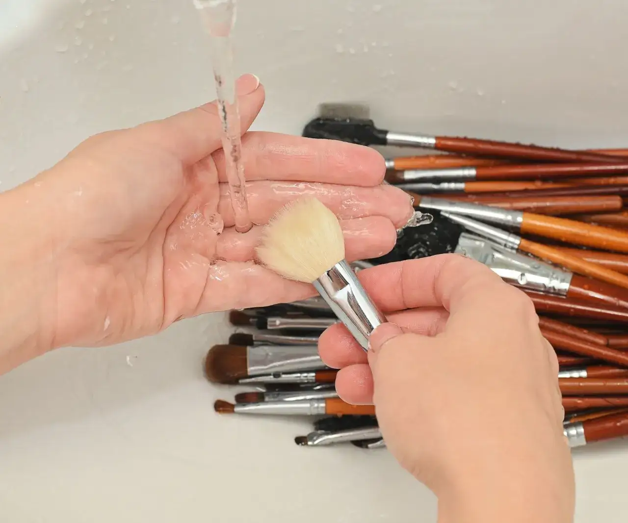 Jak myć pędzle do makijażu? Poradnik krok po kroku