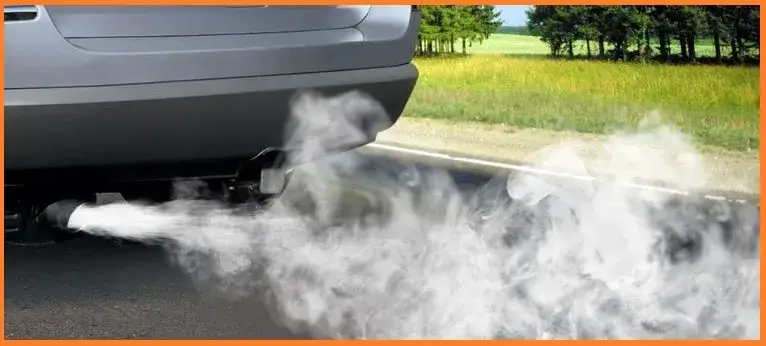 Moteur qui fume et sent mauvais : diagnostic rapide & solutions