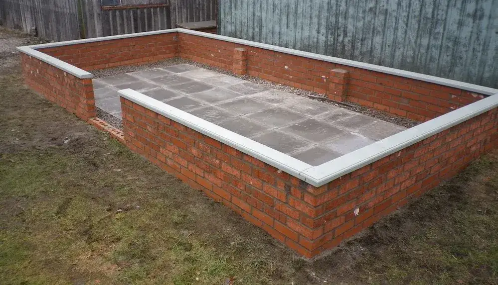 Fundament pod szklarnię: Jak wybrać i zbudować trwałą podstawę?