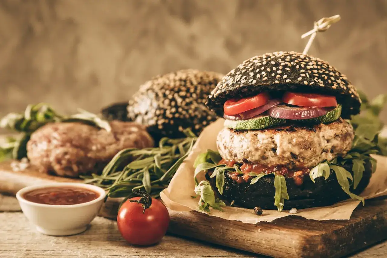 Jak uniknąć kurczenia burgerów? Sekrety soczystych kotletów