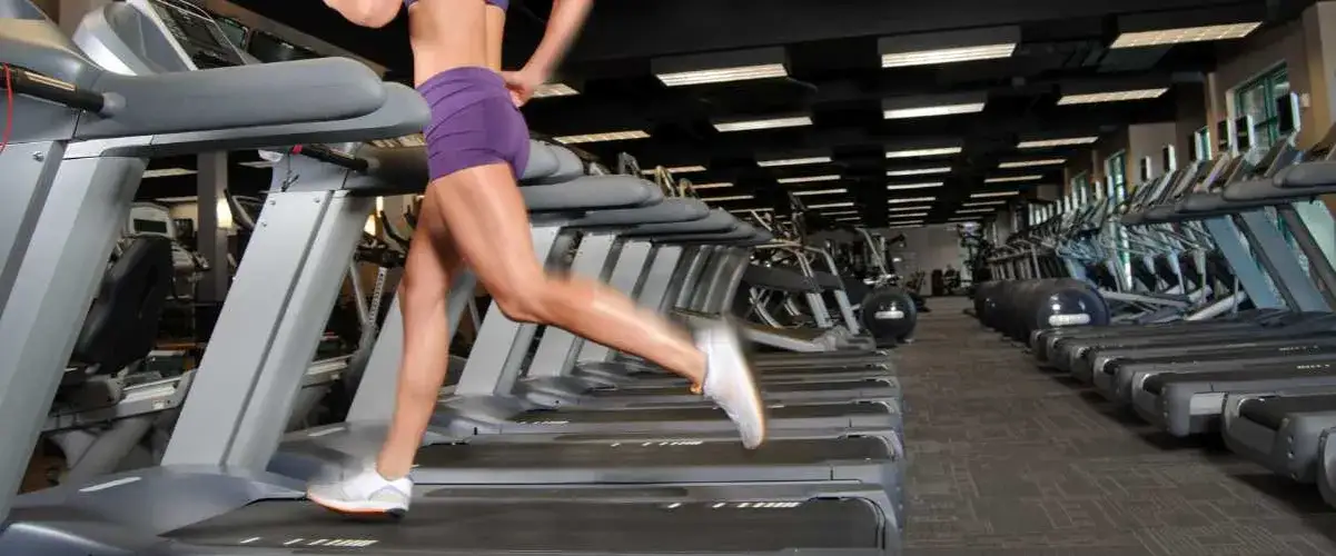 Bieganie na bieżni czy w terenie – co wybrać dla lepszych wyników?