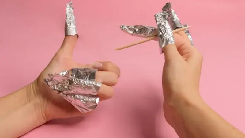 Jak bezpiecznie usunąć paznokcie żelowe/hybrydowe w domu?