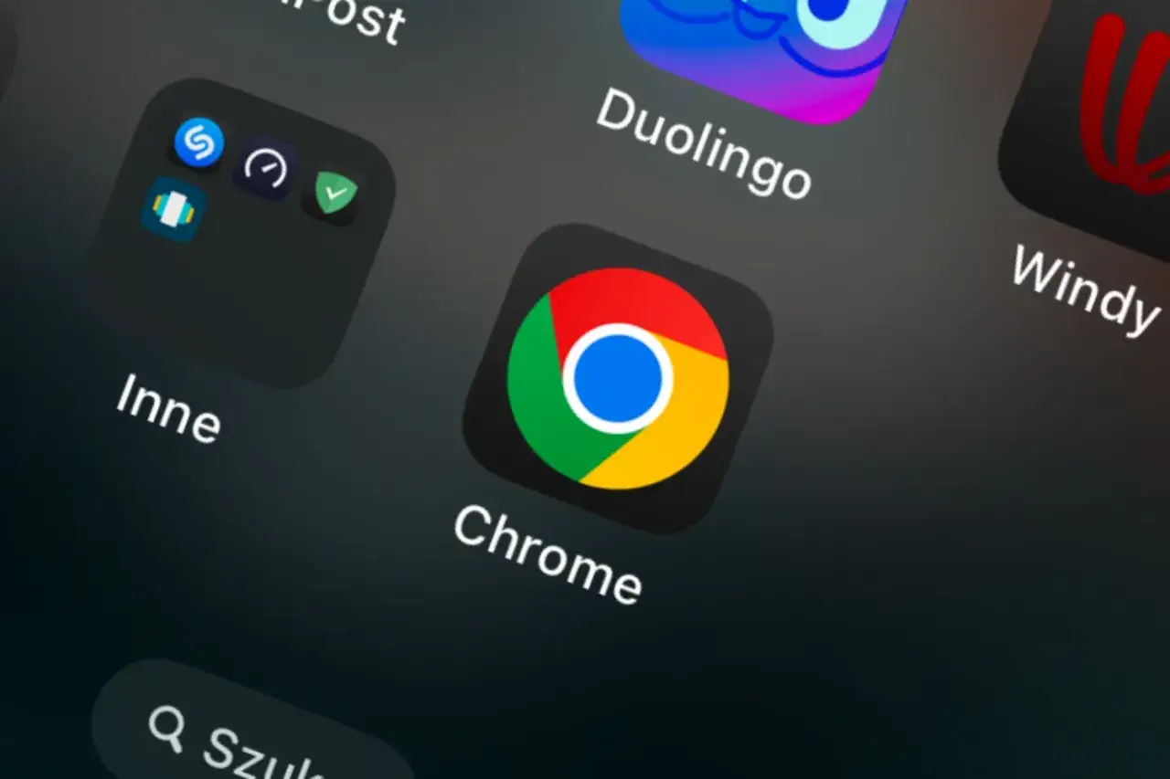 Ikona aplikacji Chrome na ekranie telefonu Xiaomi.
