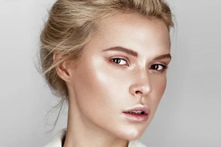 Rozświetlacz do jasnej cery: Jaki wybrać? Porady i TOP produkty