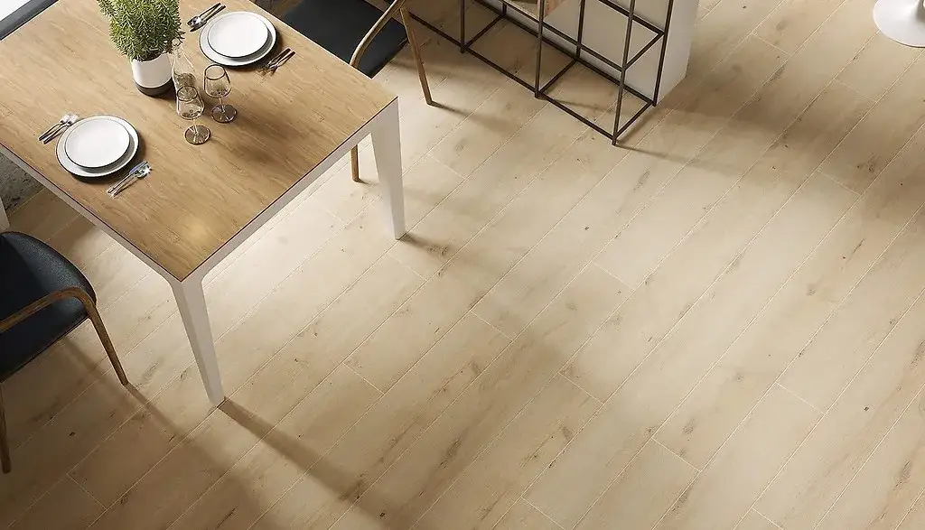 Jaka fuga do brązowych płytek? Odkryj idealne kolory i porady