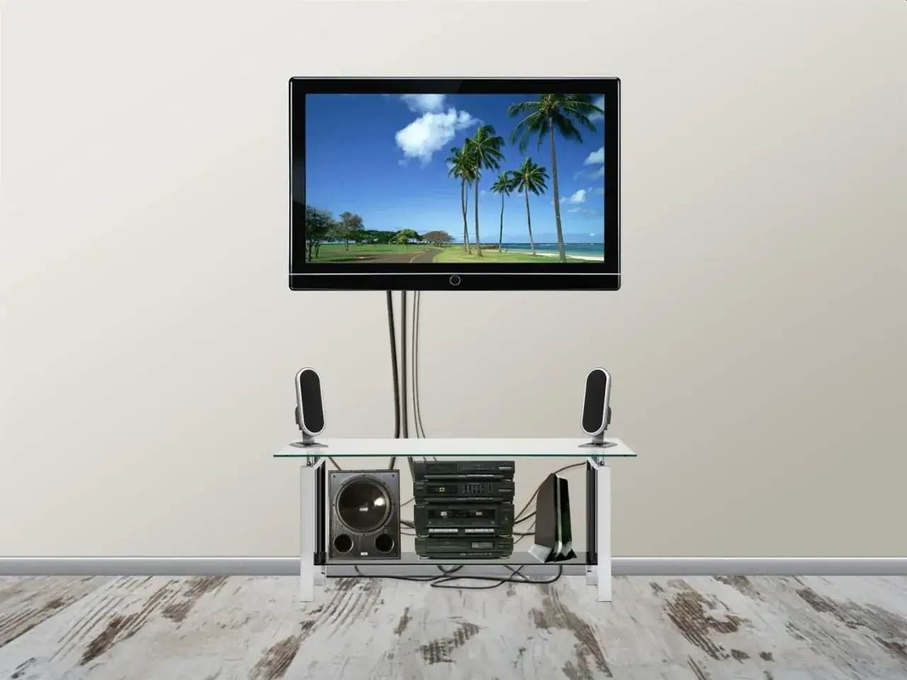 Nowoczesny telewizor w salonie, z widokiem na palmy. Inspiracje dla Twojego wnętrza.