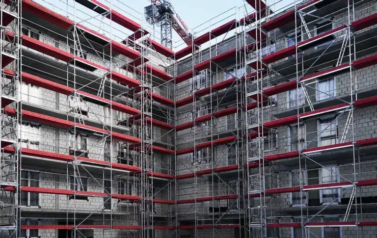 Bezpieczne rusztowanie na wysuwnicach - jak uniknąć kosztownych błędów