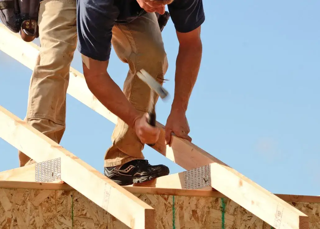 Jak wyliczyć łaty i kontrłaty na dach, aby uniknąć błędów i strat