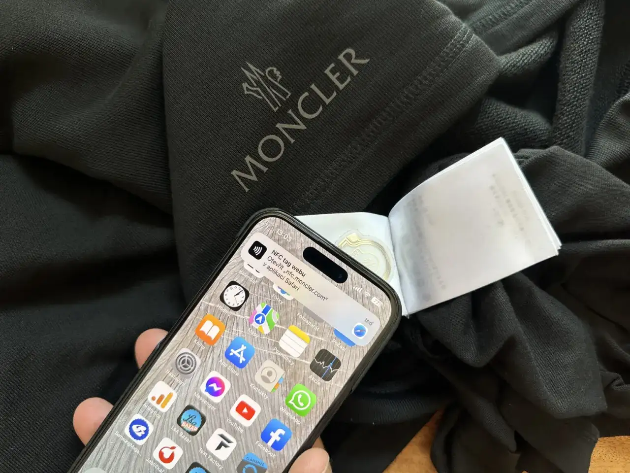 Czy czapka Moncler ma NFC? Odkryj, jak to wpływa na autentyczność