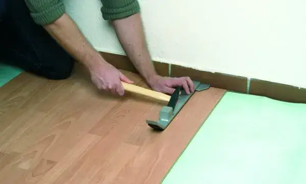 Jak położyć panele na nierównej podłodze i uniknąć błędów w montażu