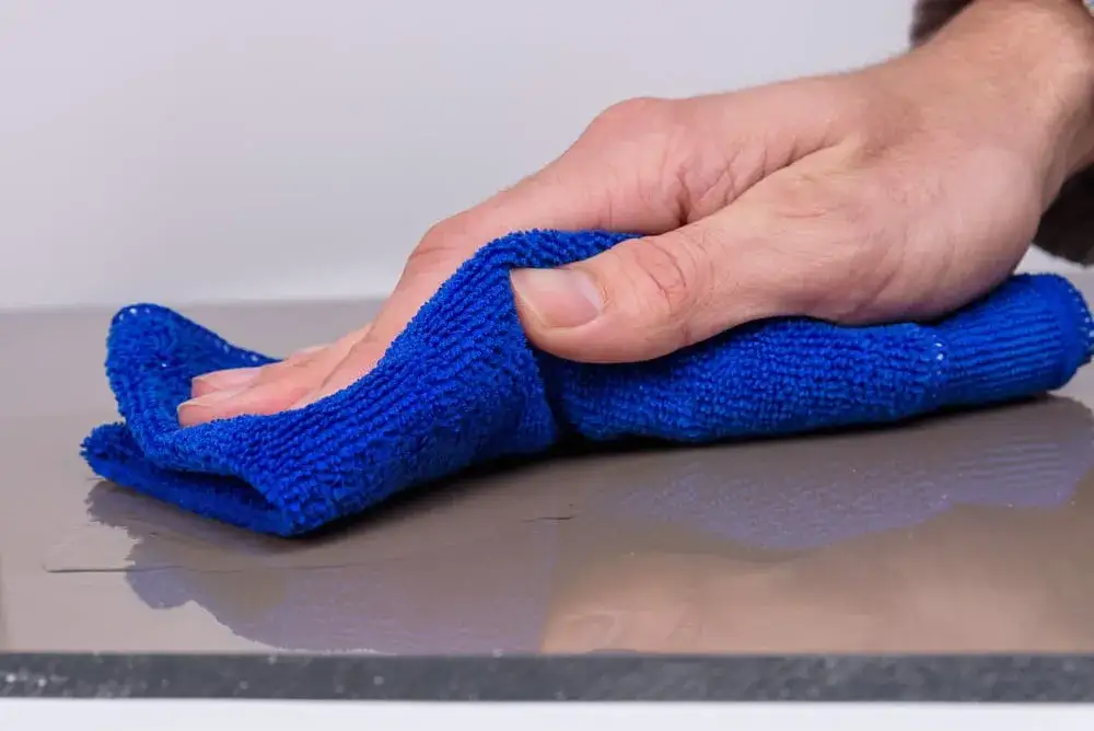 Jak skutecznie czyścić poliwęglan bez ryzyka uszkodzeń?