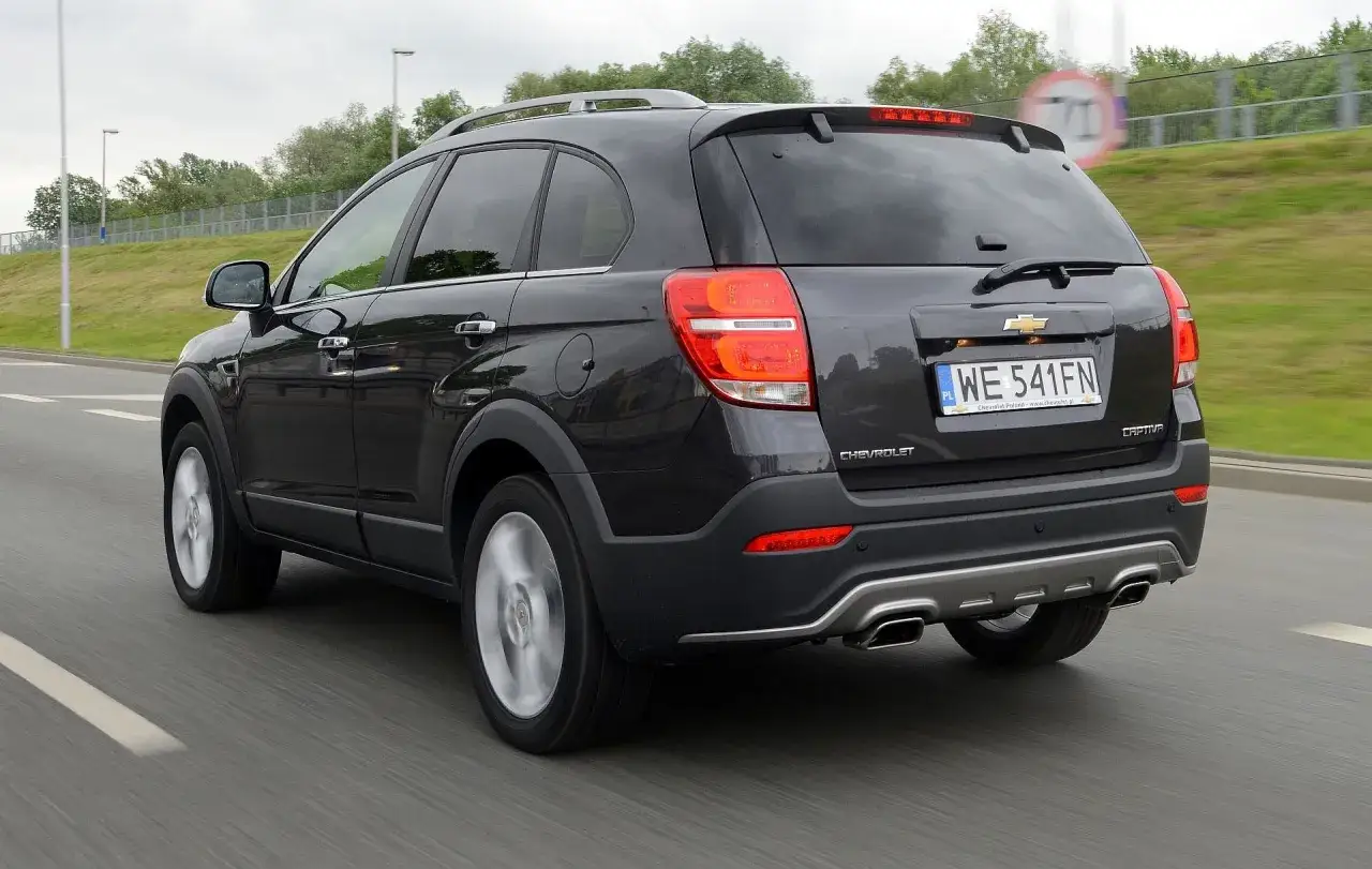 Ciemnoszary Chevrolet Captiva w ruchu drogowym. Zastanawiasz się, jakie silniki oferuje Chevrolet Captiva?