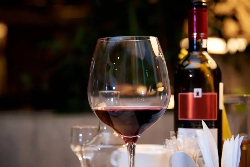 Kalkulator wina na wesele: Oblicz idealną ilość i oszczędź!