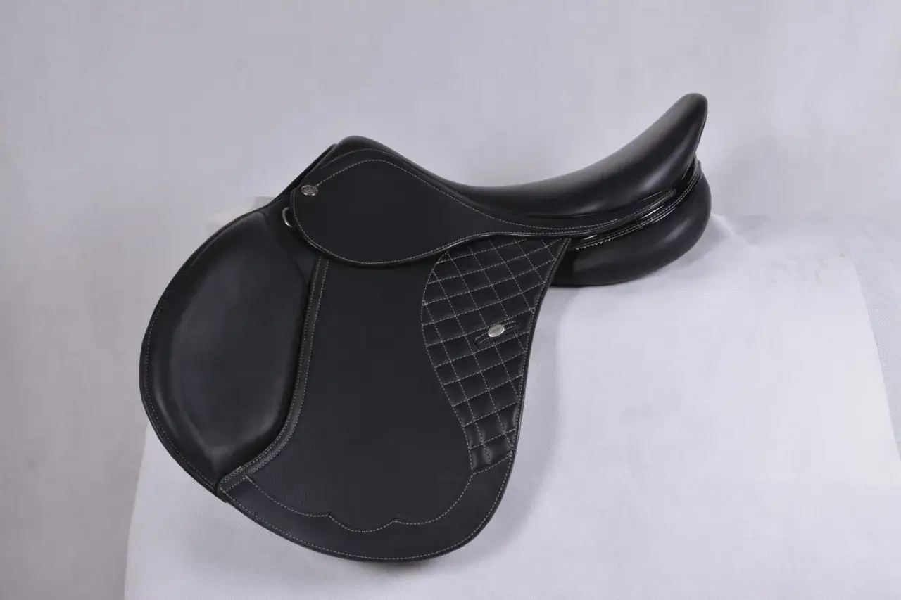 Eleganckie, czarne siodło jeździeckie z białymi przeszyciami, idealne na zawody typu daw mag grand prix.