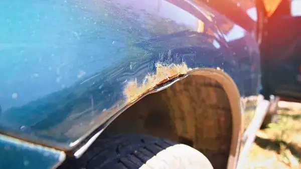 Jak załatać dziurę w karoserii i uniknąć kosztownych napraw