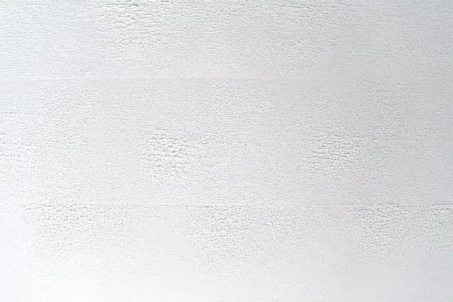 Co zrobić, gdy widoczne łączenia tapety psują efekt końcowy?