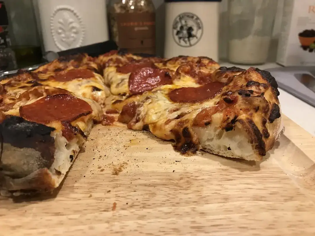 Jak się pisze pizza? Poznaj poprawną pisownię i wymowę tego słowa