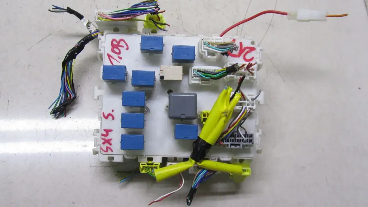 Gdzie są bezpieczniki w Suzuki SX4? Lokalizacja i wymiana krok po kroku