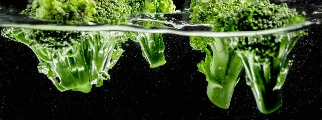 Ile gotować brokuły do sałatki, aby zachować ich smak i kolor?