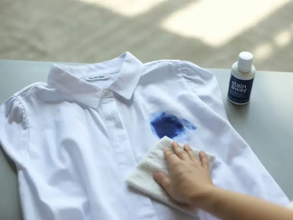 Jak sprać długopis z bluzy? Skuteczne metody na każdą plamę!