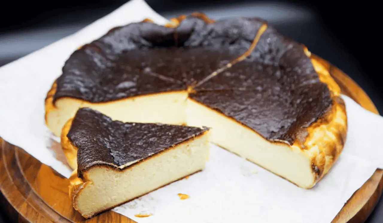 Sernik do zamrażarki? Tak! Jak mrozić, by smakował jak świeży?