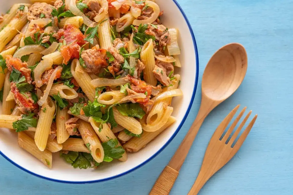 Sałatka jarzynowa: ile ma kalorii? Obniż je sprytnie!