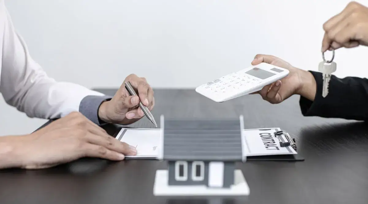 Ile podatku od sprzedaży działki? Sprawdź, jak go obliczyć i uniknąć kosztów