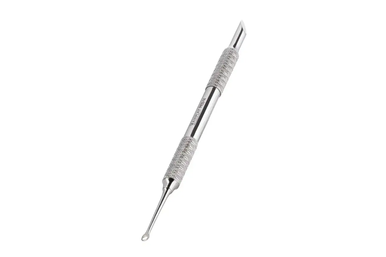 Metalowe kopytko do skórek z precyzyjną końcówką i antypoślizgowym uchwytem. Idealne do profesjonalnego manicure.