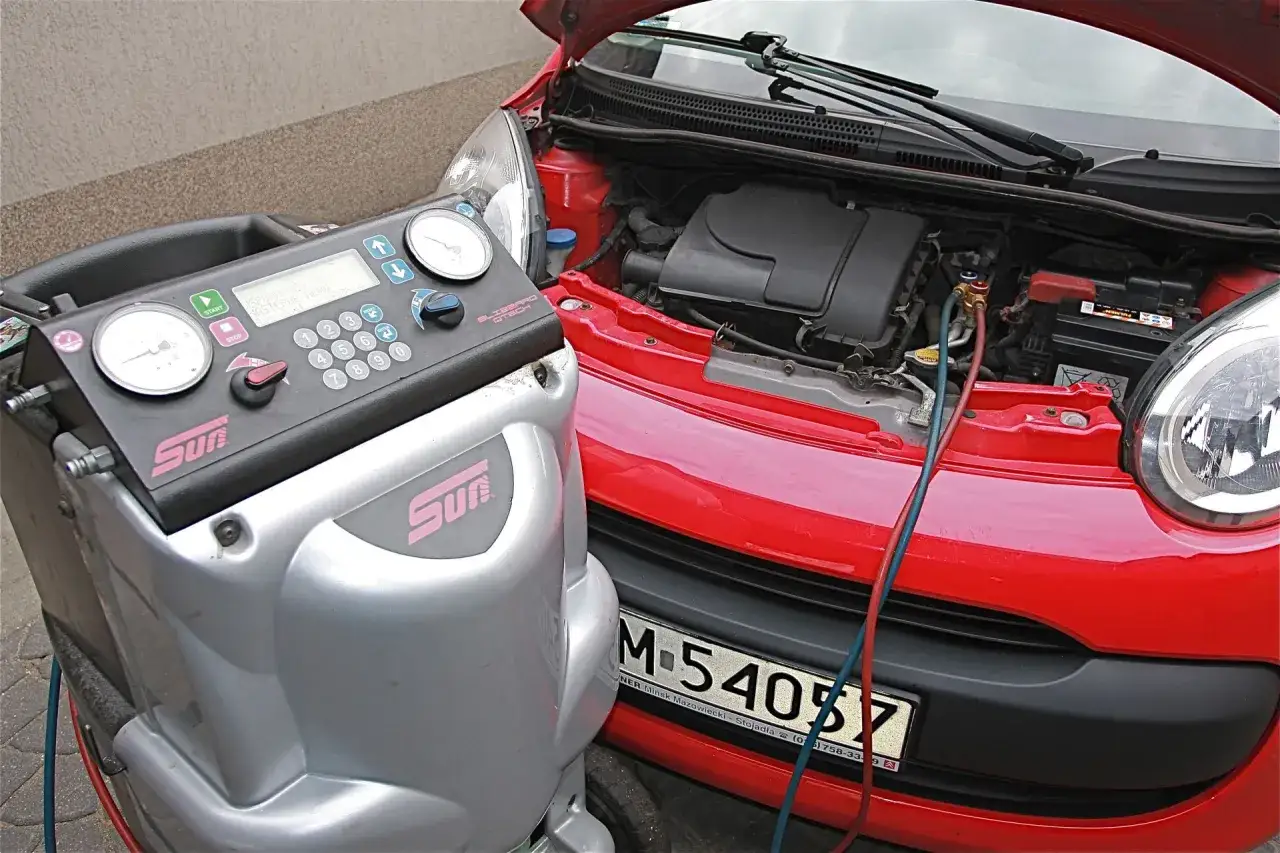 Nabicie klimatyzacji: Ile kosztuje? R134a vs R1234yf i ukryte koszty