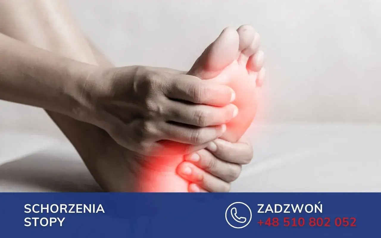 Dłoń uciska bolącą stopę, zaznaczoną czerwonymi plamami bólu.