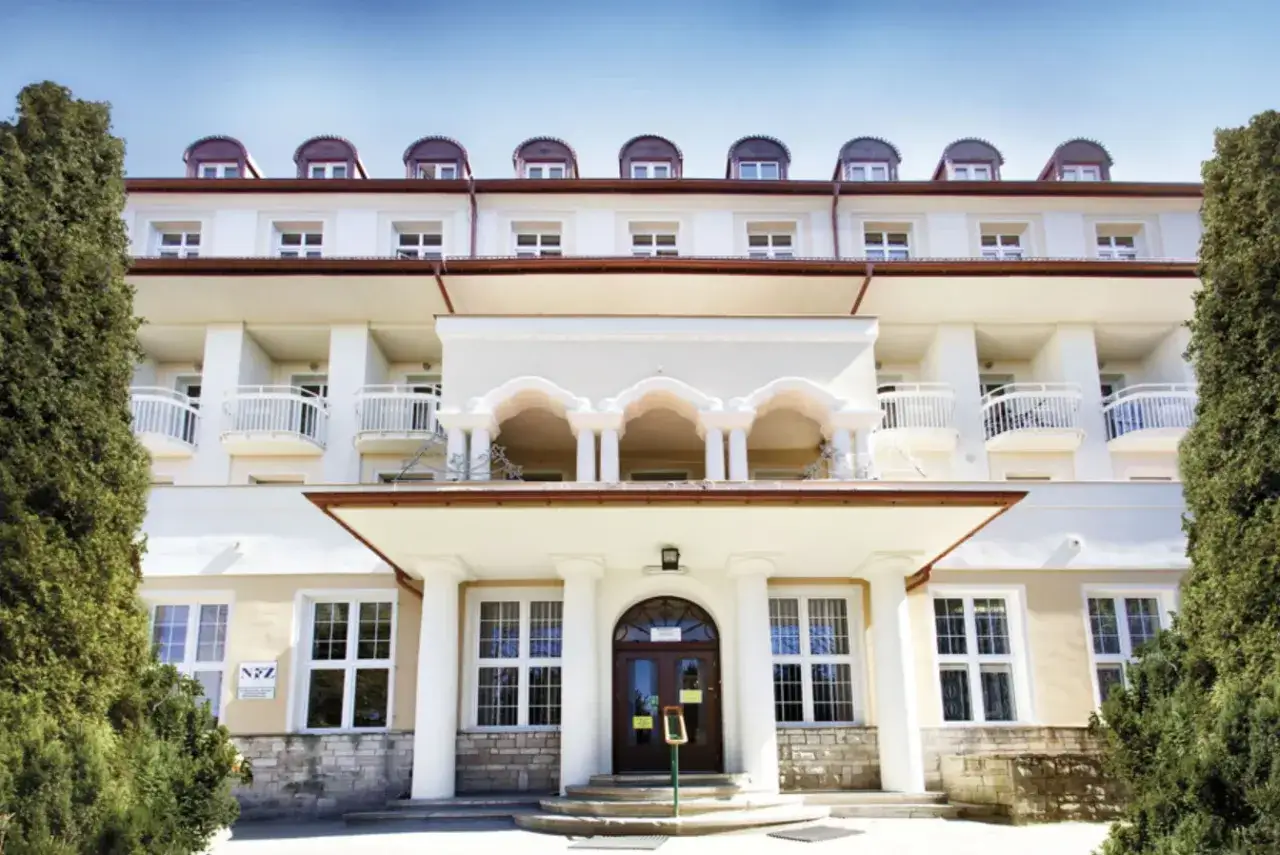 Sanatorium Jadwiga w Lądku Zdroju, z charakterystycznymi arkadami i balkonami, zaprasza na wypoczynek.