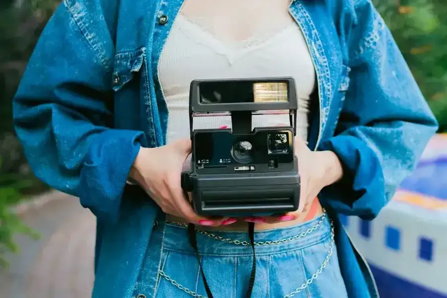 Jak wybrać aparat natychmiastowy? Instax vs Polaroid i koszty